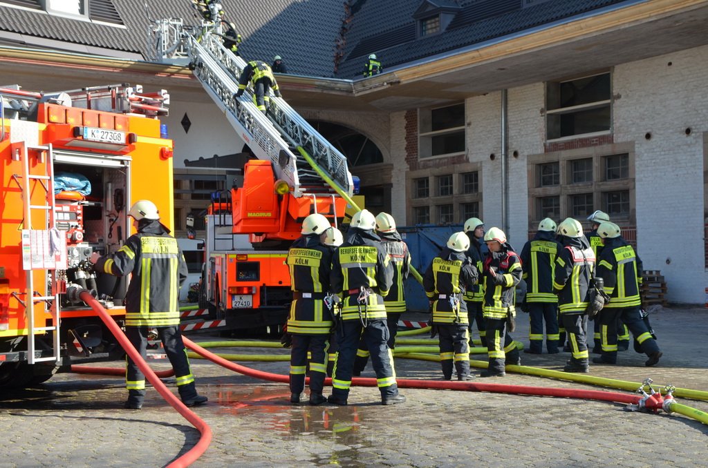 Feuer 3 Dachstuhlbrand Koeln Rath Heumar Gut Maarhausen Eilerstr P336.JPG